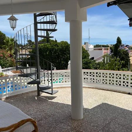 Mercedes Pool & 5 Bdrm *