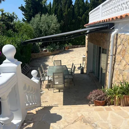 Mercedes Pool & 5 Bdrm Vila *